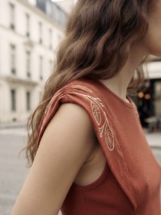Embroidered Ruffle-Sleeve Ribbed Top- Rust