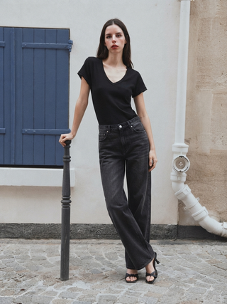 Essential V-Neck Tee- Black